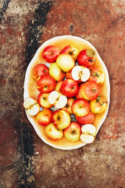 Pommes tranchées au-dessus de la table en bois rustique. Désintoxication et pause santé — Photo