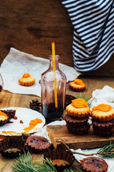 Hausgemachte Cupcakes auf einem hölzernen Hintergrund. rustikaler Stil. Heimat — Stockfoto
