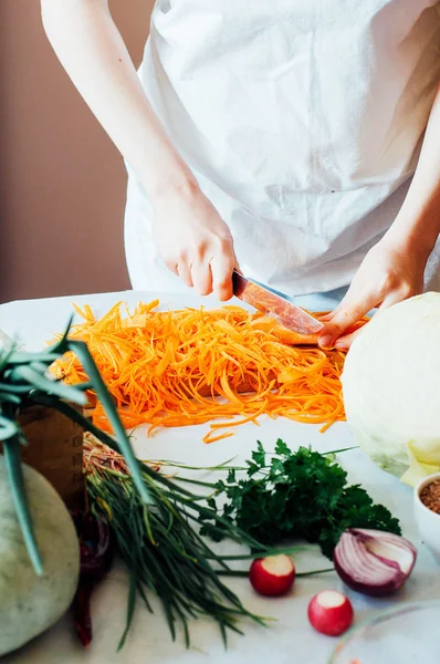 キッチン上の女性は、サラダ用の野菜をカットします。ダイエットやデトックス博士 — ストック写真