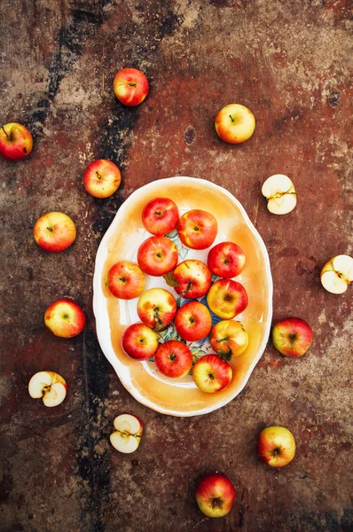 Apples sliced above rustic wooden table. Detox and healthy break — Stock Image Apples sliced above rustic wooden table. Detox and healthy break Stock Image