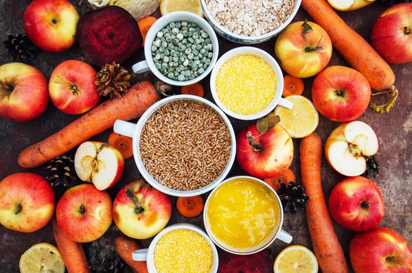 Apples, carrots, beet, cabbage, grapefruit, lemon sliced above r — Stock Image Apples, carrots, beet, cabbage, grapefruit, lemon sliced above r Royalty Free Stock Photos