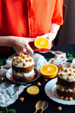 Ahududu kek. Raspberr ile kaplı bir kek closeup