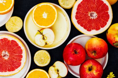 Karışık şenlikli renkli tropikal ve narenciye meyve bla dilimlenmiş