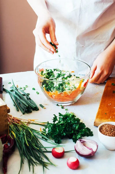 La mujer en la cocina corta hortalizas para la ensalada. Dieta y desintoxicación dr —  Fotos de Stock