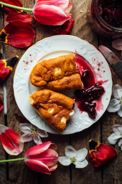 Hemgjort körsbär kakor med vanilj och florsocker. Körsbärskaka — Stockfoto