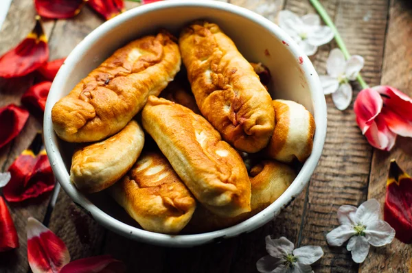 Pasteles caseros de cereza con vainilla y azúcar glaseado. Pastel de cereza — Foto de Stock