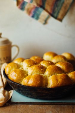 sarımsaklı ekmek sarımsak ile alır. Sarımsaklı ekmek bun. yemyeşil ev