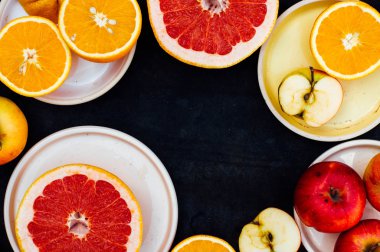 Karışık şenlikli renkli tropikal ve narenciye meyve bla dilimlenmiş