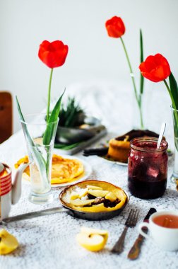 Kırmızı vişne reçelli krep yığını. Withcherry reçel krep. 