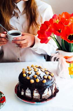 Çikolata sır ve ahududu plaka üzerinde w ile çok kolay