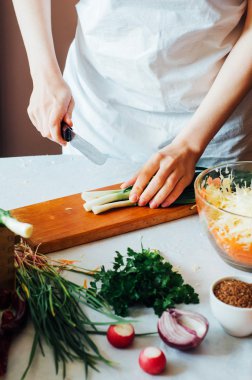 Mutfak kadın sebze salatası için keser. Diyet ve detoks dr