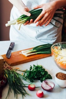 Mutfak kadın sebze salatası için keser. Diyet ve detoks dr