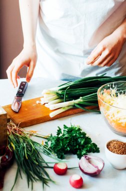 Mutfak kadın sebze salatası için keser. Diyet ve detoks dr