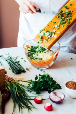 Mutfak kadın sebze salatası için keser. Diyet ve detoks dr