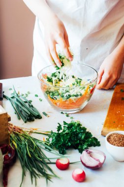 Mutfak kadın sebze salatası için keser. Diyet ve detoks dr