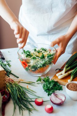 Mutfak kadın sebze salatası için keser. Diyet ve detoks dr