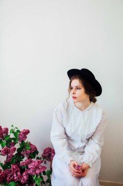 buket Lila çiçek kızın elinde. Bir l ile güzel kız