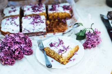 Ev yapımı lezzetli taze vanilya pasta elmalı serpilir