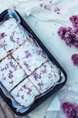 Ev yapımı lezzetli taze vanilya pasta elmalı serpilir