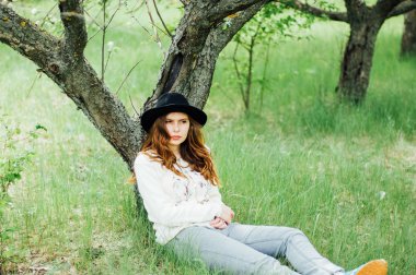 Şık bahar bohem kıyafetler. Bir beyaz kazak ve bla