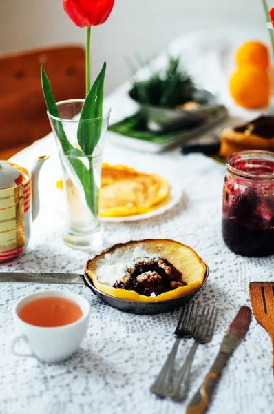 Kırmızı vişne reçelli krep yığını. Withcherry reçel krep. 