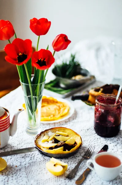 Kırmızı vişne reçelli krep yığını. Withcherry reçel krep. 