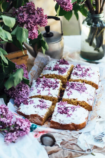 Ev yapımı lezzetli taze vanilya pasta elmalı serpilir