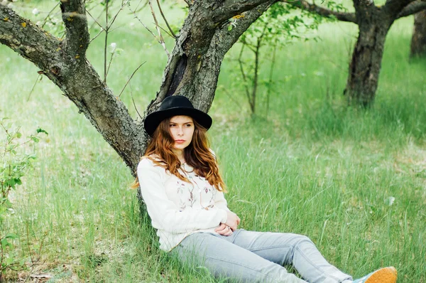 Şık bahar bohem kıyafetler. Bir beyaz kazak ve bla