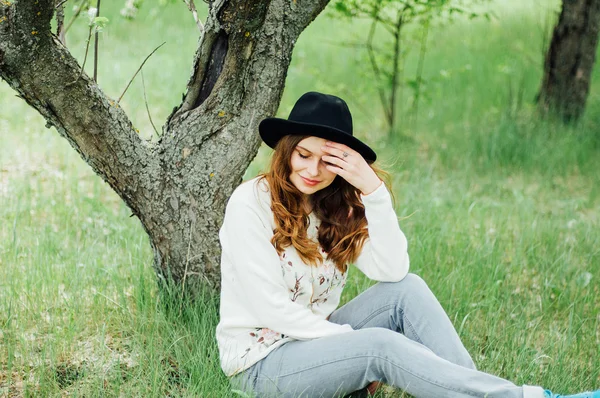 Elegantes trajes bohemios de primavera. Usando un suéter blanco y bla — Foto de Stock