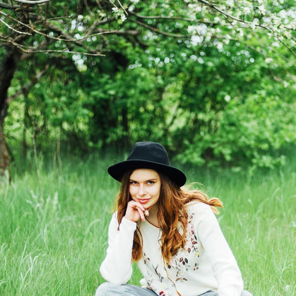 Şık bahar bohem kıyafetler. Bir beyaz kazak ve bla