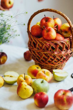 Elma beyaz masada. Parlak backgrou masaya üzerinde tatlı elma