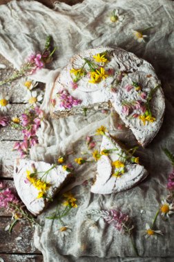 Portakal çeşnisi, süt, tereyağı, yumurta ile lezzetli taze ev yapımı pasta