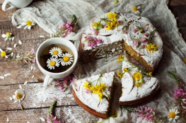 Portakal çeşnisi, süt, tereyağı, yumurta ile lezzetli taze ev yapımı pasta