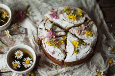 Portakal çeşnisi, süt, tereyağı, yumurta ile lezzetli taze ev yapımı pasta