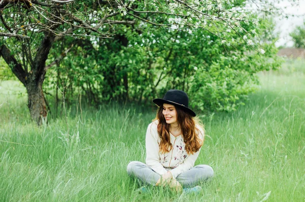 Stylish spring bohemian outfits. Wearing a white sweater and bla — Stock Photo, Image