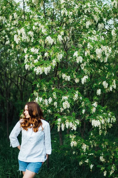 Portrét mladé štíhlé krásná dívka se zlatými vlasy vlnité jsme — Stock fotografie