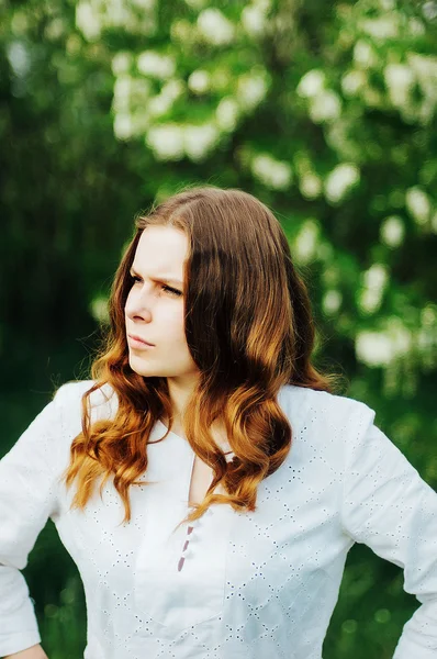 Altın dalgalı saçlı genç bir ince güzel kız portresi biz — Stok fotoğraf