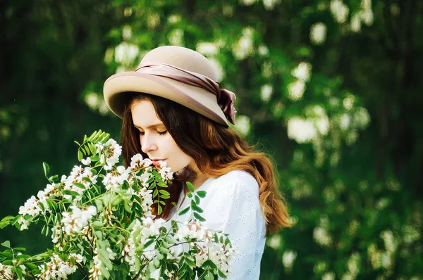 Portrait d'une jeune fille mince belle avec des cheveux ondulés dorés nous — Photo