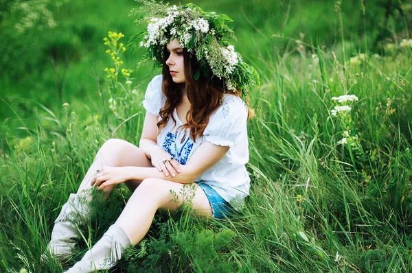 Mladá pohanské slovanské dívky provádět obřad na slunovratu. Beauti gi — Stock fotografie