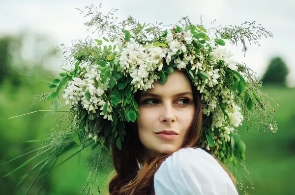 Mladá pohanské slovanské dívky provádět obřad na slunovratu. Beauti gi — Stock fotografie