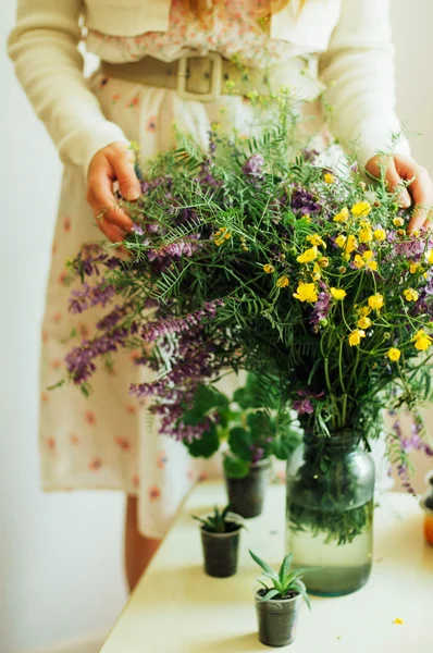 Krásnou kytici fialové a žluté květy v místnosti světlo na stůl bílý. — Stock fotografie