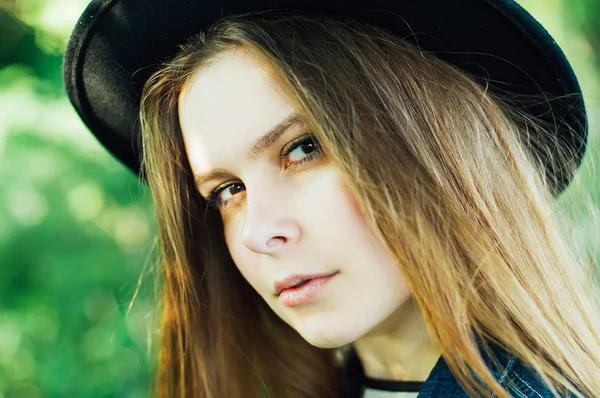 Şık bahar bohem kıyafetler. Uzun olan güzel kadın