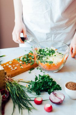 Mutfak kadın sebze salatası için keser. Diyet ve detoks dr