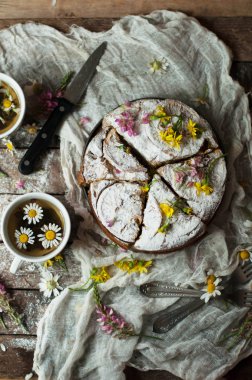 Portakal çeşnisi, süt, tereyağı, yumurta ile lezzetli taze ev yapımı pasta