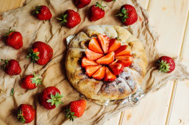 Çilekli tart, çilekli kek, çilek reçeli. h hizmet