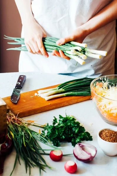 Mutfak kadın sebze salatası için keser. Diyet ve detoks dr