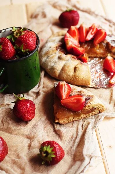 Tarta de fresa, tarta de fresa, mermelada de fresa. servir h — Foto de Stock