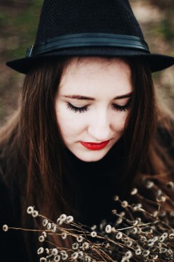 Uzun düz saçlı güzel genç kız makyaj içinde hafif bir