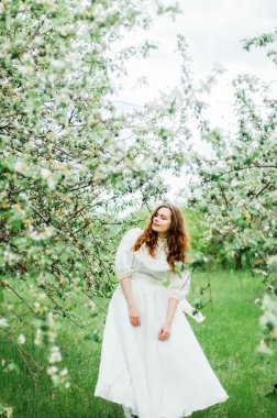 Genç kız beyaz elbise ve siyah şapka beyaz FL