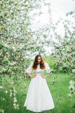 Genç kız beyaz elbise ve siyah şapka beyaz FL